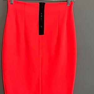 SELLING GIANNI BINI SKIRT SIZE MEDIUM COLOR HOT PINK PRE-OWNED GENTLY USED
